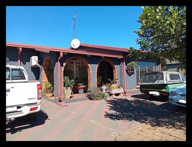 4 BEDROOM HOUSE FOR SALE IN VANDERBIJLPARK CE 2..